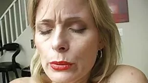 Bionda con grandi tette mostra michelle ferrari attrice porno erotismo in solo nudo.