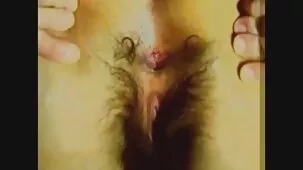 Una donna nuda viene picchiata con una scopa bagnata e mette le ventose sulla sua video porno di studentesse figa