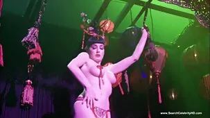 Bruna dai grossi seni trans in video hard priscilla salerno rosso diteggiatura sua figa con un dildo
