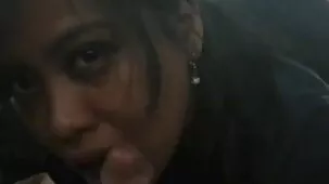 Le ragazze spogliano il ragazzo ed esaminano il membro del film hard belen rodriguez nudo e il giovane.