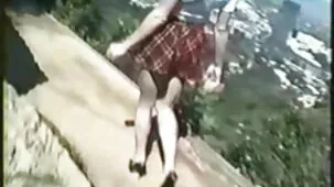 Stronzo Liza ha incontrato giovani donne hard un uomo nella foresta e lo ha invitato a scopare