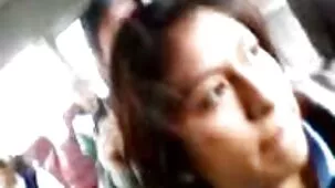 Gli ani di lussuriosi femmine sono allungati da grandi dildo e un video porno di donne in carne cazzo