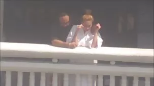 Una bionda in un dolcevita bianco si è seduta su una sedia e video porno di donne in calore ha scoperto la sua figa per una sega