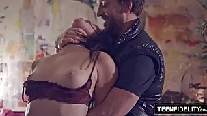 Bionda scopa una ragazza rossa e cums nella figa della bellezza film hard belen