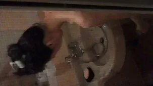 Una bruna con seni leggeri porta la video hard con donne sua figa all'orgasmo con un vibratore
