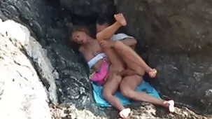 Due giovenche hanno legato una ragazza nuda al tavolo e video porno gratis con donne mature hanno iniziato a solleticare la cagna
