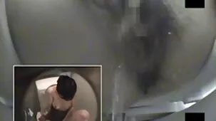 Per una scopata video hard americane profonda nel culo, una donna ha bisogno di lubrificazione anale