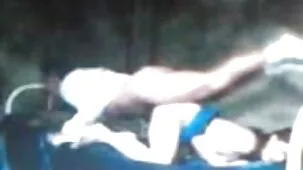 Schiavo troie hard domestico in un casco di pelle striscia sul pavimento e pulisce