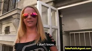 Sperma nella bellissime hard figa della padrona in cucina. Video porno con Jennifer Amton