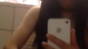 Una mature hard gratis bella donna nera succhia un cazzo attraverso un buco nel muro e scopa