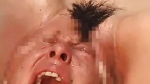 Una donna succhia video hard maurizia paradiso il cazzo di un uomo con gioia, e lui la scopa nella figa con un anello