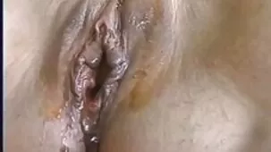 Bionda in un berretto militare si masturba la figa e cums con un vibratore video hard sexy luna