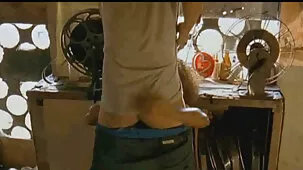 La bruna si tolse il collo alto con una gonna a film molto hard posare in collant