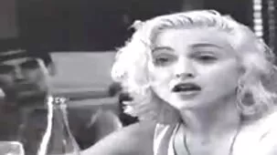 Una puttana bianca video porno vecchia con grandi tette succhia il cazzo di un uomo nero e lo scopa nella cella
