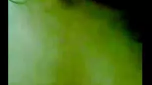 Il doppio pompino di un video hard bellissime asiatico con grandi tette è stato sostituito da una scopata anale