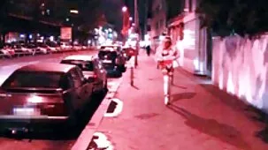 Una ragazza con le gambe sottili prende video hard grasse un cazzo lungo e spesso in bocca
