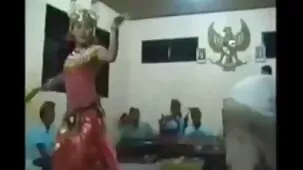 Un nonni hard autista ha guidato una giovane coppia e ha scopato un ragazzo e una ragazza