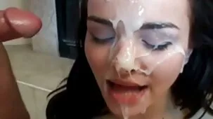 Stronzo con un naso adunco scopata una bella giovane cagna hard donne e sperma in bocca