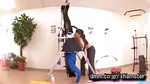 Ava ha attaccato il ragazzo e ha iniziato a scoparlo video hard trans con donne sul divano nero