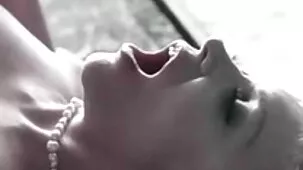 Una bruna in calze spesse ha dato una figa a mature pelose hard un uomo persistente