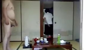 Durante un'orgia a casa, i ragazzi versano sperma sulle femmine hard giovanissime lussuriose