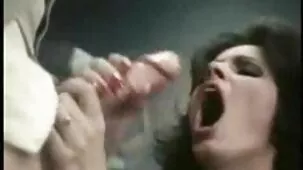 Un uomo nudo ha scopato una cagna tettona sotto la doccia e ha finito la faccia film hard di attrici famose della puttana