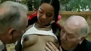 La ragazza si inginocchiò davanti al ragazzo e succhiò il suo mogli hard cazzo per molto tempo