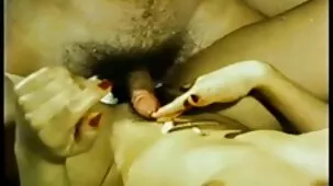 Bellissimo terzetto gangbang con un coppia di giovane lesbiche e vecchie attrici hard un ragazzo