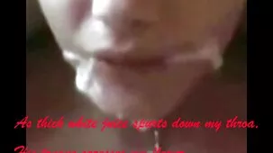 Fingendo video porno di donne in carne di giocare con una palla, una cagna russa dita la sua figa sott'acqua
