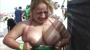 Ho ordinato una massaggiatrice a casa per scoparla nella figa video hard di donne grasse con il cancro