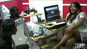 Un uomo maturo scopa una giovane bellezza nella sua figa e la bocca donne nude hard con un cazzo.