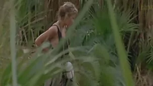 Skylar Snow è venuto a film hard moana succhiare un membro nero attraverso un buco nel muro.