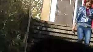 Un grosso cazzo di un ragazzo bianco penetra in profondità nella figa di una donna video hard di mature nera
