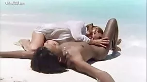 Una bruna matura con grandi tette ha tirato le palle del ragazzo video hard di donne mature e si è masturbata