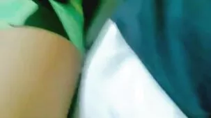 Procace moglie hard video pulcino si spoglia, cavalca un cazzo e riceve un creampie