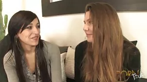 Ragazza in bianco valentina nappi film hard mutandine undressed e ha mostrato il overgrown micio