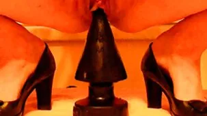 Una donna lo prende in bocca hard casalinga e scopa con l'operatore