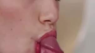 Una donna grassa film porno di karin schubert in una piccola cabina succhierà il cazzo dei ragazzi attraverso il buco