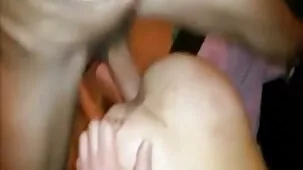 Quando hard troie uno sconosciuto scopata un pulcino, il cornuto è stato incaricato di leccare la figa