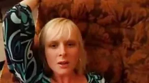 La donna si attrici hard americane sedette sulla bottiglia, o meglio il ragazzo l'aiutò a masturbarla