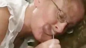 Bionda con figa pelosa si masturba film hard casalinghe dal buco con le mani e un vibratore