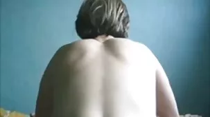 La video moglie hard puttana viene scopata prima con due cazzi bianchi, poi con cazzi neri