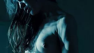 Procace plumper spettacoli nudo tette bellissime donne hard e micio in il piscina acqua
