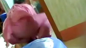 Casey Calvert mette belle donne hard un dildo nella figa della sua amica e anche nel suo culo.