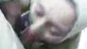 Baba geme rumorosamente a causa del mature hard video cunnilingus, che il suo amante le fa