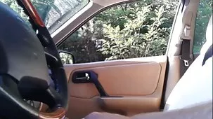 Il ragazza lay giù su il pavimento in mogli hard il bagno a masturbarsi lei micio