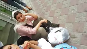Una tette naturali hard ragazza punk ha preso un ragazzo forte per l'orecchio e lo ha fatto leccare la figa