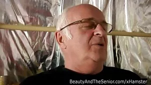 Gia Milano scopa video donne mature hard in un preservativo con un meccanico di auto in garage