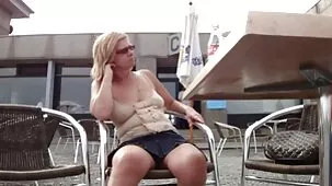 Grandi maschi cazzo in tutte le hard nonne fessure di una bruna in un vestito di maglia