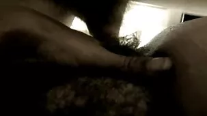 La figa rasata accarezza il grosso cazzo video hard di donne di un ragazzo dopo il porno orale.